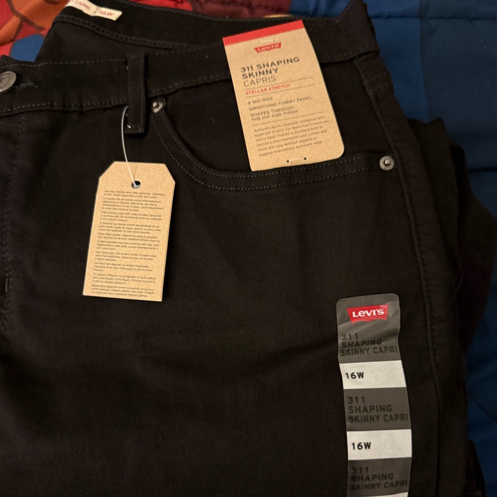 Levi's Black Shaping Capri Jeans